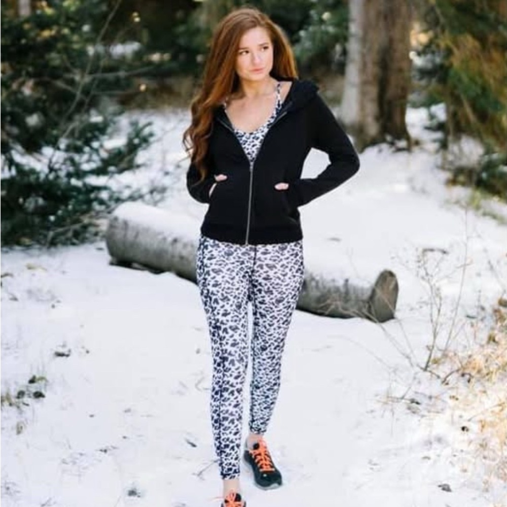 🖤🤍Zyia Snow Leopard Hi-rise Pocket Brilliant 7/8 Leggings, size 4
